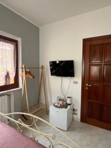 a bedroom with a bed and a flat screen tv at Piccola Mansarda in Parghelia