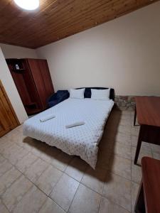 a bedroom with a bed and a wooden ceiling at Стария Чинар in Melnik