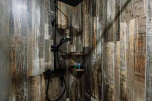 eine Dusche in einem Badezimmer mit Holzwänden in der Unterkunft Rustikana doo in Livno