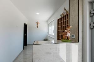 ein Flur mit einer Hasenstatue auf einem Tisch in der Unterkunft Rustikana doo in Livno + 18 Fotos
