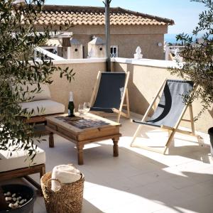 a patio with a table and a glass of wine at Bungalow con Encanto in Torrevieja