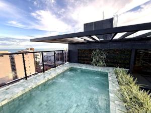 a swimming pool on the roof of a building at Emunah Flat Luxo Cabedelo • Piscina no Rooftop in Cabedelo