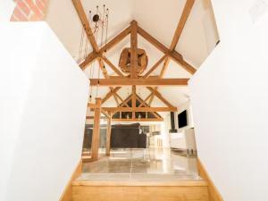 a living room with a ceiling with wooden beams at Lower Tundridge Cottage in Worcester