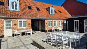 un patio con tavoli e sedie di fronte a un edificio di Jacobs Hotel a Ringkøbing