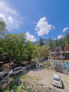 a group of cars parked in a parking lot at Mountain Orchid in Manāli