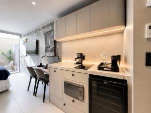 a kitchen with a sink and a counter top at Setai Yatch Garden-Deluxe Praia-Piscina no rooftop in João Pessoa