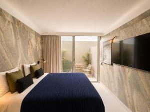a hotel room with a large bed with a tv at Setai Yatch Garden-Deluxe Praia-Piscina no rooftop in João Pessoa +23 photos