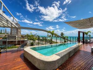 a swimming pool on top of a building with the ocean at Setai Yatch Garden-Deluxe Praia-Piscina no rooftop in João Pessoa