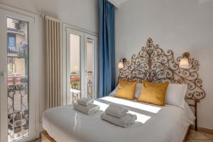 a bedroom with a large bed with towels on it at Taddeo Apartement by Mamo Florence in Florence