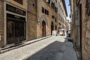 a group of people walking down a street with a horse drawn carriage at Taddeo Apartement by Mamo Florence in Florence