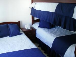 2 camas en un dormitorio con azul y blanco en Parquemar Center Apartment, en Punta del Este