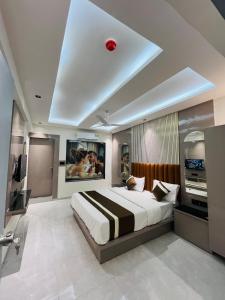 a large bedroom with a large bed in it at Hotel Pacific Regency in Ahmedabad +15 photos