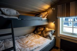 a room with two bunk beds and a window at Trysilfjellet Nord 1111B in Trysil