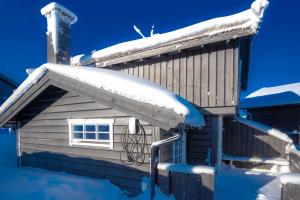 a building covered in snow with a window at Trysilfjellet Nord 1111B in Trysil