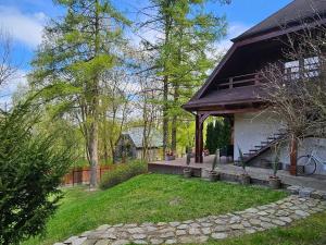 a house with a gazebo in the yard at Dom u Profesora in Kazimierz Dolny