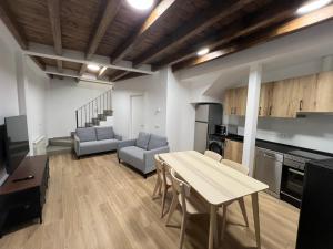 a kitchen and living room with a table and chairs at Raíces in La Alberca