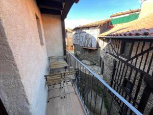 two benches sitting on a balcony of a building at Raíces in La Alberca