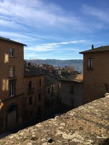 vista para a cidade a partir do topo de um edifício em Appartamento Malabranca em Orvieto