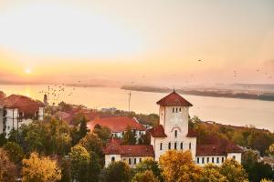 eine Burg auf einem Hügel mit einem See in der Unterkunft Continental Drobeta Turnu Severin in Drobeta-Turnu Severin + 89 Fotos