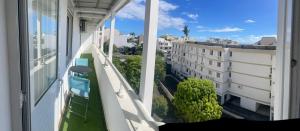 an apartment balcony with a view of a building at Résidence Louis in Saint-Denis