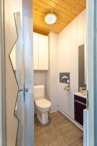 a bathroom with a toilet and a sink at Waterfront in Lugrin