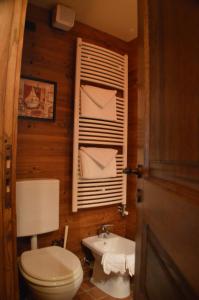 La salle de bains est pourvue de toilettes et d'un lavabo. dans l'établissement B&B Lepetitnid, à Valtournenche
