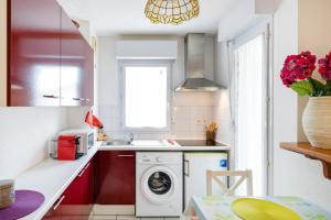 a kitchen with a washing machine and a window at Plein soleil, Capbreton in Capbreton