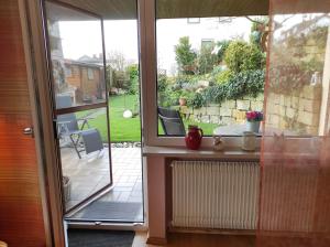 an open door to a patio with a view of a yard at Ferienwohnung Klaus in Ebermannstadt
