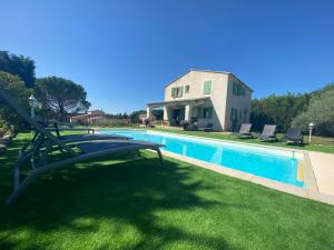 a house with a swimming pool in the yard at La Bastide in Saint-Saturnin-lès-Apt