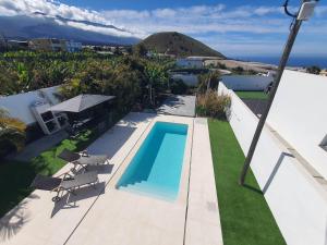 an overhead view of a swimming pool on a house at Casa Sandra in Tazacorte