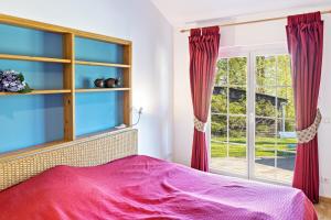 a bedroom with a bed and a window at Bungalow am Haussee in Himmelpfort