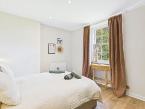 a bedroom with a bed and a window at Laura's House in Coupar Angus