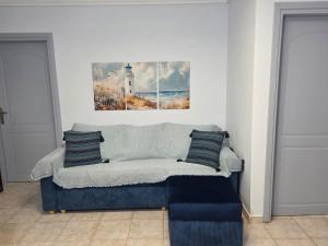 eine Couch in einem Zimmer mit einem Gemälde an der Wand in der Unterkunft Lighthouse in Flogita