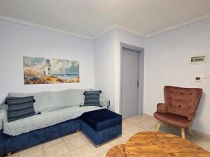 ein Wohnzimmer mit Sofa und Sessel in der Unterkunft Lighthouse in Flogita