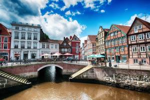 a bridge over a river in a city with buildings at Die Stader Ferienwohnung mit Terrasse in Stade