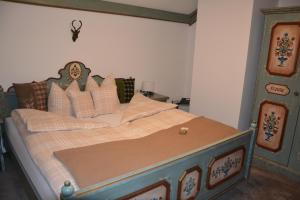 Letto o letti in una camera di Hotel Gasthaus Schwarzenstein