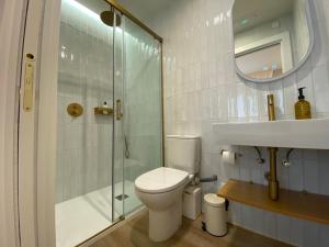 a bathroom with a toilet and a shower and a sink at PENSIÓN SANTA CLARA in Pontevedra