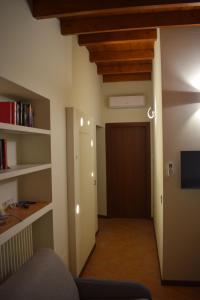 a room with a hallway with a door and a shelf at Il Loft Arona Centro, Le Dimore del Corso in Arona