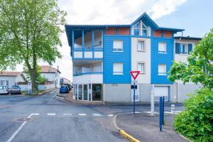 a blue and white building on the side of a street at Plein soleil, Capbreton in Capbreton