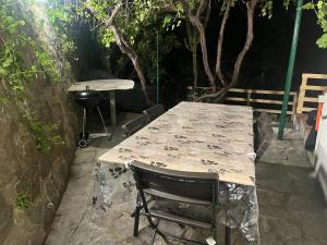 a table and a chair sitting next to a grill at La Finestra sul Mare - Goelba in Chiessi