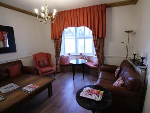 ein Wohnzimmer mit Sofa und Tisch in der Unterkunft Thanington hotel in Canterbury