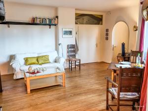 a living room with a couch and a table at Ferienwohnung im Hoetger-Hof in Worpswede