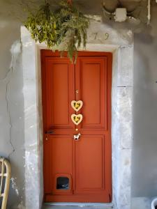 a red door with a heart sign on it at La chambre Kimono in Onnion