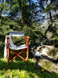 a rocking chair sitting in the grass in a yard at La chambre Kimono in Onnion