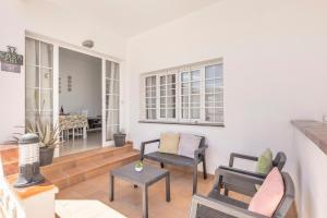 a living room with two chairs and a table at Casa Eri con piscina in Corralejo