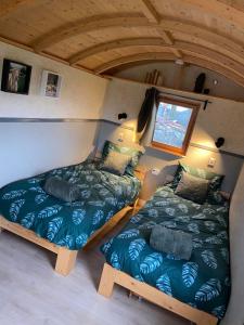 a room with two beds in a tiny house at Shepherd Hutten Hunsel in Hunsel