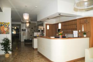 a kitchen with a counter and a counter top at Les Flots Bleus in Porto Ota