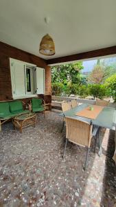 a patio with a table and chairs and a window at Villa Lorelia in La Adrada