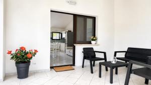 a living room with a table and chairs and a mirror at Casa Marisella in San Teodoro