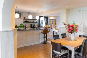 a kitchen and dining room with a table and chairs at B&B Castellier in Lier
